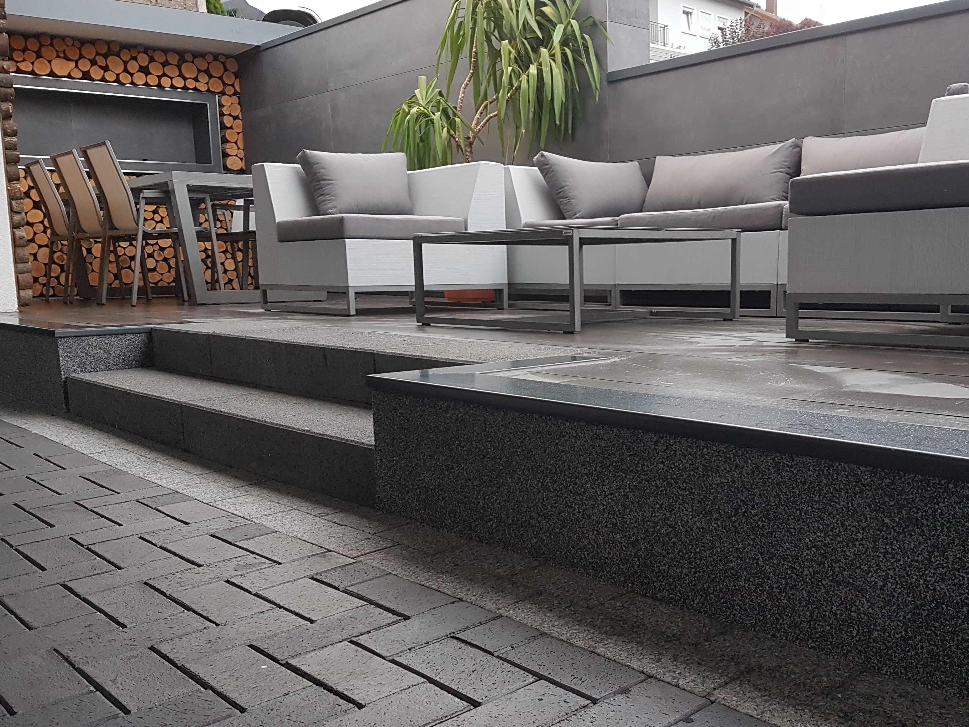 Moderne Fliesenarbeiten einer neu gestalteten Terrasse.