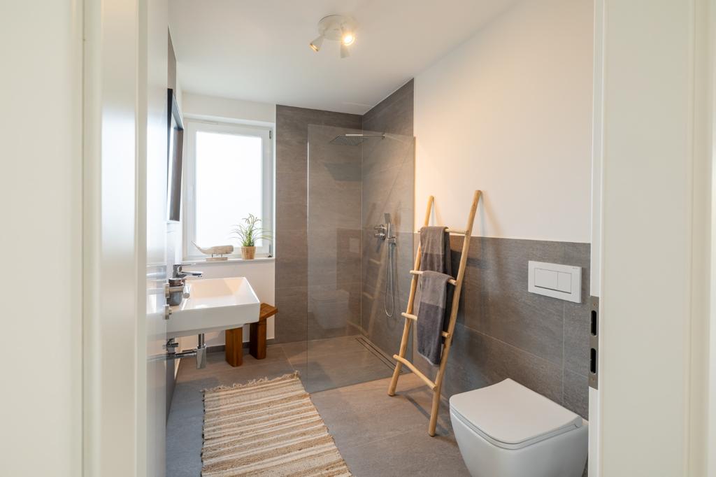 Neues Badezimmer, mit hochwertigen Naturstein-Fliesen.